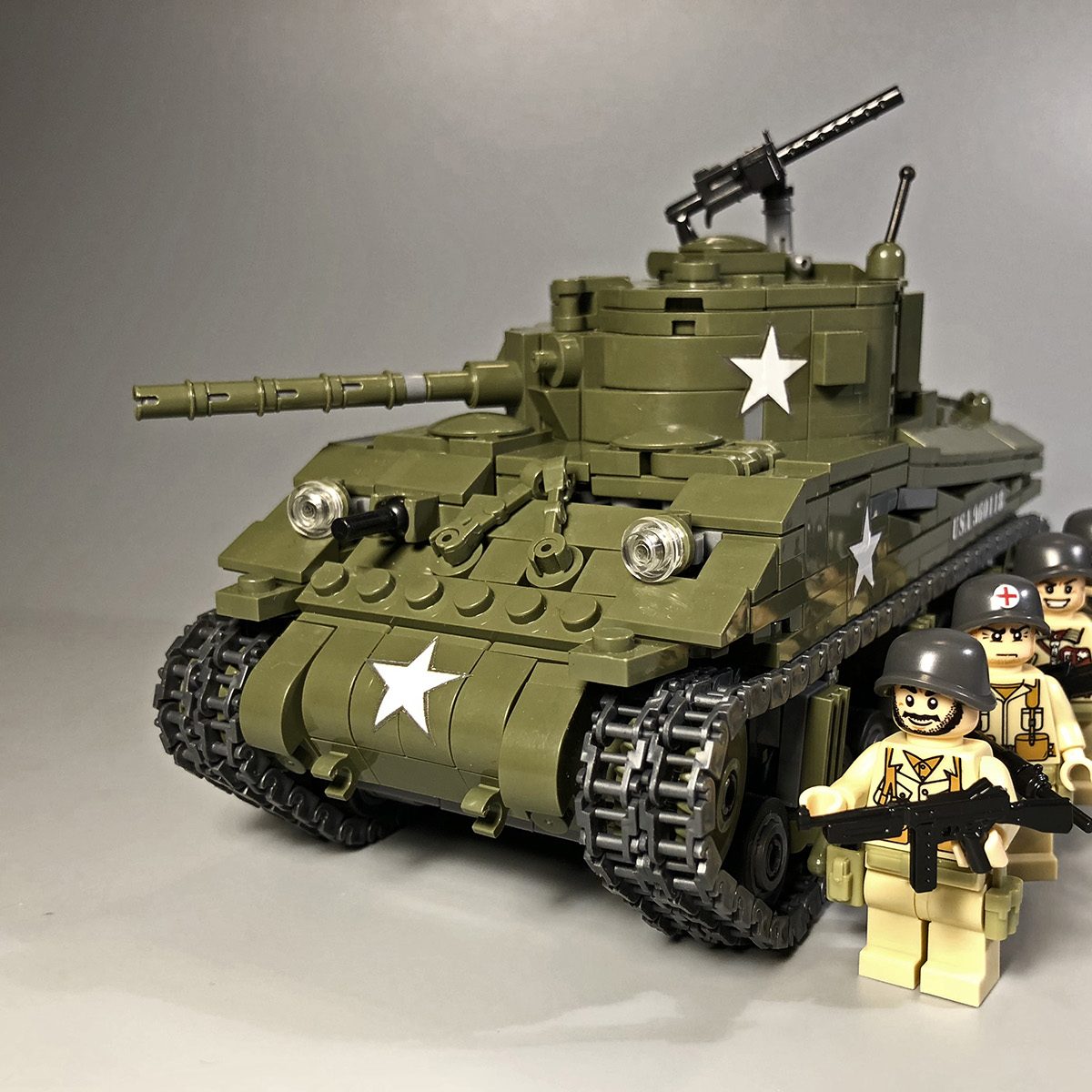 M4 Sherman tank with 4 US infantry minifigures